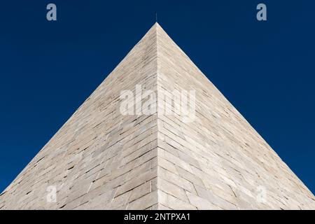 Weiße Marmorpyramide des Cestius, jetzt Teil der alten Stadtmauern Roms, errichtet im 1. Jahrhundert v. Chr Stockfoto