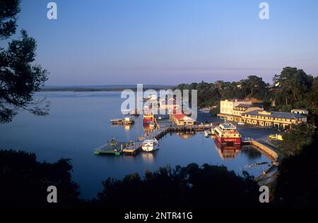 Australien, Tasmanien, Strahan, Morgenlicht auf dem Dorf ein abgelegenes und hübsches Dorf in der zum Weltkulturerbe gehörenden Region des Bundesstaates. Stockfoto