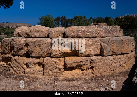 Halbrunder Schrein oder Opferaltar auf heiligen Terrassen, die Fruchtbarkeitskulten der antiken griechischen Erde- und Unterweltgöttinnen Demeter und ihrer Tochter Persephone im Tal der Tempel gewidmet sind, die Überreste der Graeco-römischen Stadt Akragas oder Agrigentum in Agrigento, Sizilien, Italien. Stockfoto