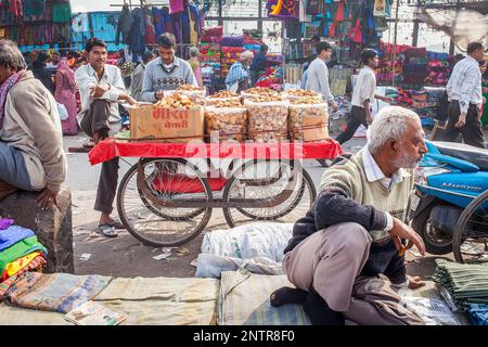 Geröstetes Brot Stall Trolley in Khari Baoli, in der Nähe von Chandni Chowk, Alt-Delhi, Indien Stockfoto