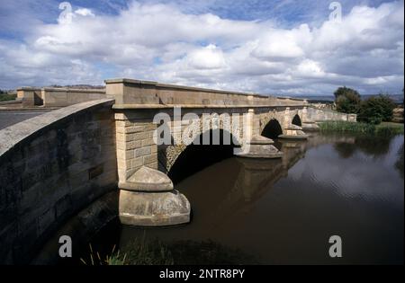 Australien, Tasmanien, die steinerne „Sträfling“-Brücke (Richmond Bridge) bei Ross, eine von mehreren dieser historischen Brücken in Tasmanien. Stockfoto