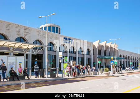 Luqa, Malta, Malta: 22FEB2023: Hauptgebäude des Internationalen Flughafens Malta und Eingang am sonnigen Tag, blauer Himmel. Stockfoto