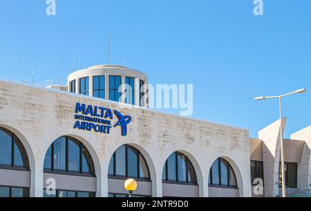 Luqa, Malta, Malta: 22FEB2023: Hauptgebäude des Internationalen Flughafens Malta und Eingang am sonnigen Tag, blauer Himmel. Stockfoto