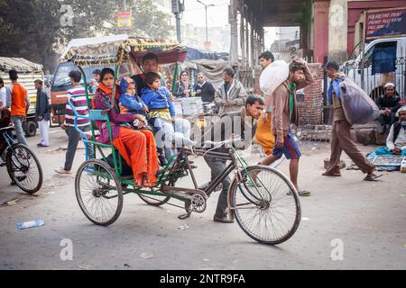 Verkehr in Khari Baoli, in der Nähe von Chandni Chowk, Alt-Delhi, Indien Stockfoto