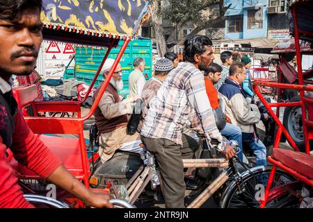 Verkehr in Khari Baoli, in der Nähe von Chandni Chowk, Alt-Delhi, Indien Stockfoto