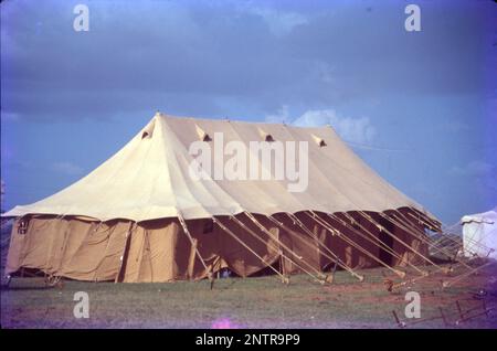 Das Zelthaus ist ein Unterschlupf aus irgendeinem Stoff. Es ist unter Nomaden als tragbare Häuser bekannt und wird oft von s zum Campen genutzt, da es uns einen temporären Unterschlupf bietet. Haus auf Rädern heißt Caravans. Zelte werden von Nomaden, Campern, Soldaten und Katastrophenopfern als Wohnraum genutzt. Zelte werden in der Regel auch als Überkopfunterkünfte für Festivals, Hochzeiten, Gartenpartys, große Firmenveranstaltungen, Ausgrabungsarbeiten (Bauarbeiten), Und Industrieunterkünfte. Stockfoto