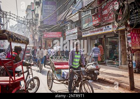 Verkehr in Nai Sarak Straße, in der Nähe von Chandni Chowk, Alt-Delhi, Indien Stockfoto