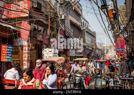 Verkehr in Nai Sarak Straße, in der Nähe von Chandni Chowk, Alt-Delhi, Indien Stockfoto