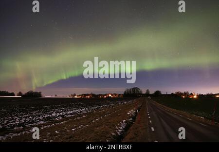 Hagebyhöga, Schweden. 27., Februar 2023. Saisonales Wetter, Nordlichter in der Nacht bis Dienstag im Östergötland County, Schweden. Eine aurora (Auroras oder Aurorae), auch bekannt als Polarlichter, ist eine natürliche Lichtanzeige am Himmel der Erde, die hauptsächlich in Regionen mit hohem Breitengrad zu sehen ist. Kredit: Jeppe Gustafsson/Alamy Live News Stockfoto