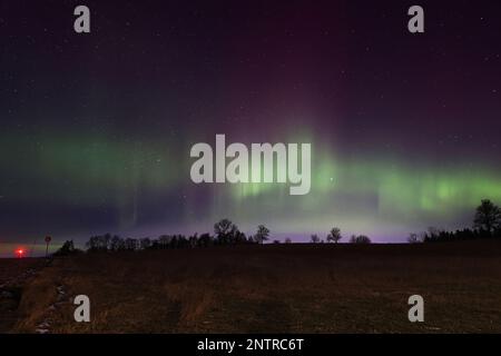 Hagebyhöga, Schweden. 27., Februar 2023. Saisonales Wetter, Nordlichter in der Nacht bis Dienstag im Östergötland County, Schweden. Eine aurora (Auroras oder Aurorae), auch bekannt als Polarlichter, ist eine natürliche Lichtanzeige am Himmel der Erde, die hauptsächlich in Regionen mit hohem Breitengrad zu sehen ist. Kredit: Jeppe Gustafsson/Alamy Live News Stockfoto