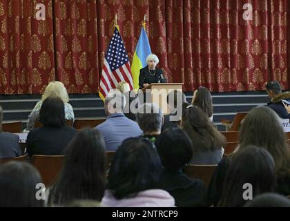 Nicht exklusiv: KIEW, UKRAINE - 27. FEBRUAR 2023 - US-Finanzministerin Janet Yellen spricht zu den Schülern der Schule Nr. 168 des Obolon di Stockfoto