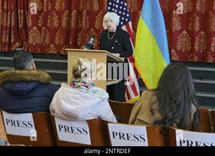 Nicht exklusiv: KIEW, UKRAINE - 27. FEBRUAR 2023 - US-Finanzministerin Janet Yellen spricht zu den Schülern der Schule Nr. 168 des Obolon di Stockfoto