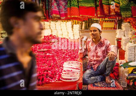 Verkäufer von religiöse Angebote, Souvenirs und Schrank für Schuhe, Eintritt ins Hazrat Nizamuddin Dargah, Delhi, Indien Stockfoto