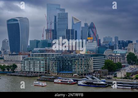 London Skyline Richtung Norden über die Themse, einschließlich Herkin, Walkie Talkie, Scalpel & Cheese Grater, in der City of London. Stockfoto