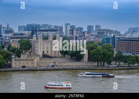 Richtung Norden über die Themse mit Booten und dem Tower of London. Hohe Gebäude im Hintergrund. Blick von der Aussichtsplattform Southwark des Rathauses Stockfoto