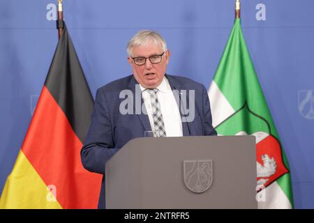 Düsseldorf, Deutschland. 28. Februar 2023. Der Gesundheitsminister Nordrhein-Westfalen Karl-Josef Laumann spricht auf einer Pressekonferenz in Düsseldorf über den Stand der Corona-Pandemie. Kredit: David Young/dpa/Alamy Live News Stockfoto