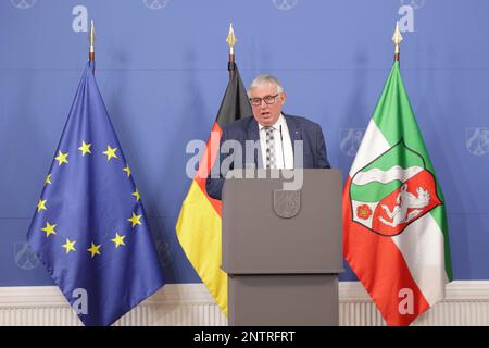 Düsseldorf, Deutschland. 28. Februar 2023. Der Gesundheitsminister Nordrhein-Westfalen Karl-Josef Laumann spricht auf einer Pressekonferenz in Düsseldorf über den Stand der Corona-Pandemie. Kredit: David Young/dpa/Alamy Live News Stockfoto