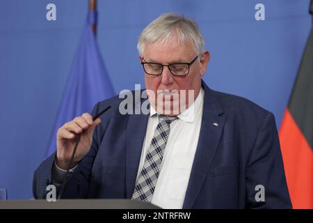 Düsseldorf, Deutschland. 28. Februar 2023. Der nordrhein-westfälische Gesundheitsminister Karl-Josef Laumann auf einer Pressekonferenz in Düsseldorf zum Stand der Corona-Pandemie. Minister Laumann stellt sein Mikrofon ein. Kredit: David Young/dpa/Alamy Live News Stockfoto