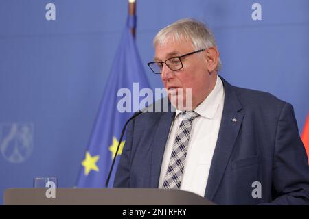 Düsseldorf, Deutschland. 28. Februar 2023. Der Gesundheitsminister Nordrhein-Westfalen Karl-Josef Laumann spricht auf einer Pressekonferenz in Düsseldorf über den Stand der Corona-Pandemie. Kredit: David Young/dpa/Alamy Live News Stockfoto