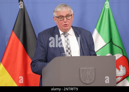 Düsseldorf, Deutschland. 28. Februar 2023. Der Gesundheitsminister Nordrhein-Westfalen Karl-Josef Laumann spricht auf einer Pressekonferenz in Düsseldorf über den Stand der Corona-Pandemie. Kredit: David Young/dpa/Alamy Live News Stockfoto