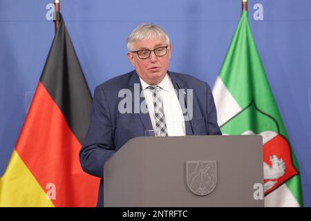 Düsseldorf, Deutschland. 28. Februar 2023. Der Gesundheitsminister Nordrhein-Westfalen Karl-Josef Laumann spricht auf einer Pressekonferenz in Düsseldorf über den Stand der Corona-Pandemie. Kredit: David Young/dpa/Alamy Live News Stockfoto