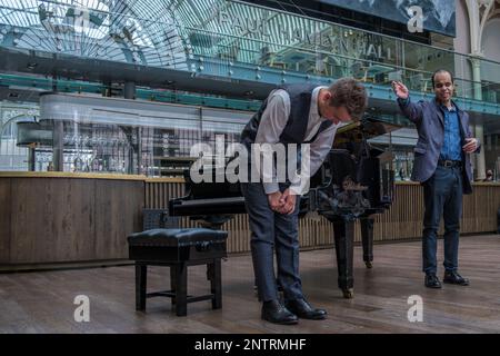 Edmund Whitehead verbeugt sich nach der Begleitung von Tenor Alan Pingarron am Klavier im Paul Hamlyn Hall Royal Opera House Covent Garden, London, Großbritannien Stockfoto