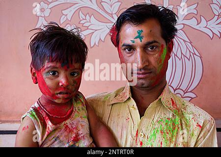 Vater und Sohn das Frühlingsfest Holi zu feiern, feiern Sie die Liebe zwischen Krishna und Radha in Govind Devji Tempel, Jaipur, Rajasthan, Indien Stockfoto