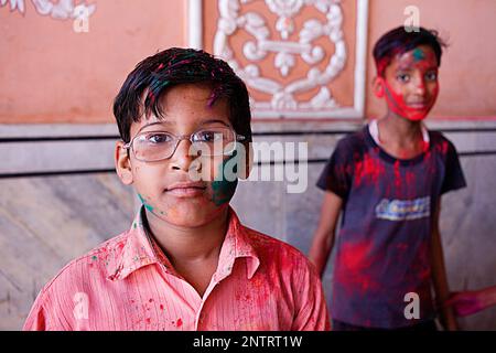 Freunde der Holi feiert Frühlingsfest zur Feier der Liebe zwischen Krishna und Radha in Govind Devji Tempel, Jaipur, Rajasthan, Indien Stockfoto