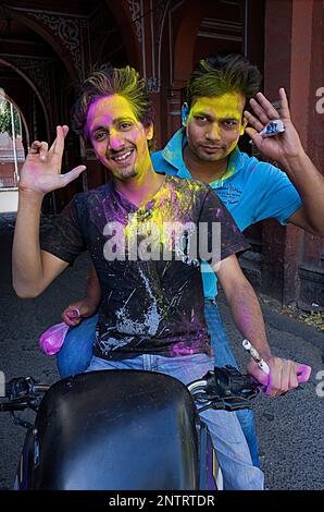 Freunde der Holi feiert Frühlingsfest zur Feier der Liebe zwischen Krishna und Radha, Jaipur, Rajasthan, Indien Stockfoto