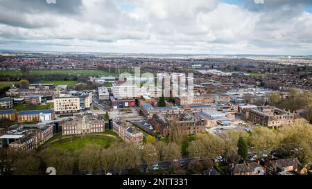 Hull University Campus ariel Drone Blick auf Gebäude und Stadtlandschaft. Stockfoto