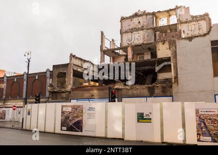 Stockton on Tees, Großbritannien. 28. Februar 2023 Die Abrissarbeiten am Castlegate Centre und am Swallow Hotel haben begonnen, als Teil der Pläne des Rates, die High Street zum Flussufer zu öffnen. David Dixon/Alamy Stockfoto