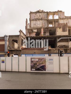 Stockton on Tees, Großbritannien. 28. Februar 2023 Die Abrissarbeiten am Castlegate Centre und am Swallow Hotel haben begonnen, als Teil der Pläne des Rates, die High Street zum Flussufer zu öffnen. David Dixon/Alamy Stockfoto