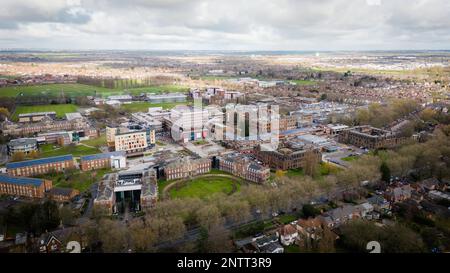 Hull University Campus ariel Drone Blick auf Gebäude und Stadtlandschaft. Stockfoto