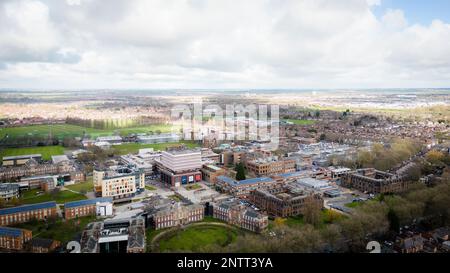 Hull University Campus ariel Drone Blick auf Gebäude und Stadtlandschaft. Stockfoto