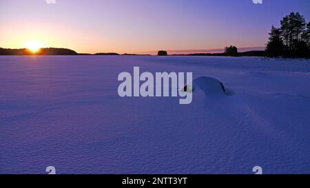 Wintermorgen auf dem Suvasvesi-See. Vehmersalmi, Kuopio, Finnland, 2023-02-28 07:33 +02. Temp. -3 °C, Wind NW 8 m/s. Stockfoto