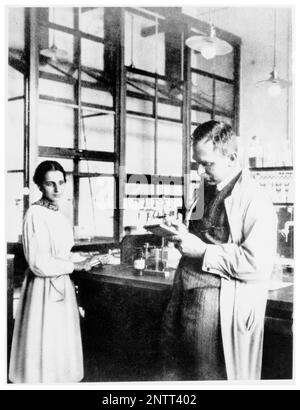 Physiker Lise Meitner (1878-1968) fotografiert mit Chemiker Otto Hahn (1879-1968) in einem Labor am Kaiser-Wilhelm-Institut für Chemie, Berlin-Dahlem, ca. 1913 Stockfoto