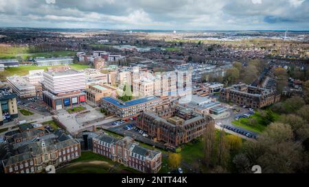 Hull University Campus ariel Drone Blick auf Gebäude und Stadtlandschaft. Stockfoto