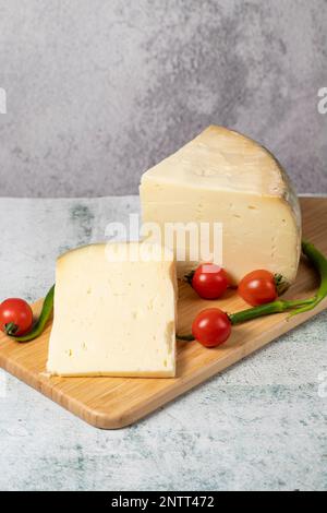 Radkäse. Käse aus Kuhmilch auf einem hölzernen Flipchart. Türkischer Greyerekäse Stockfoto