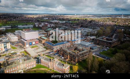 Hull University Campus ariel Drone Blick auf Gebäude und Stadtlandschaft. Stockfoto