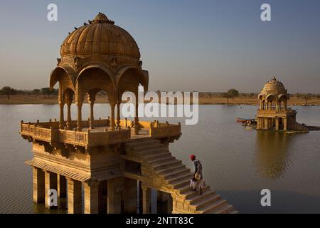 Schreine in Gadi Sagar, der Tank war einst der Wasserversorgung der Stadt und ist umgeben von kleinen Tempeln und Schreinen, Jaisalmer, Rajasthan, Indien Stockfoto