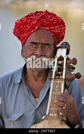 Musiker in Gadi Sagar, der Tank war einst der Wasserversorgung der Stadt und ist umgeben von kleinen Tempeln und Schreinen, Jaisalmer, Rajasthan, Indien Stockfoto