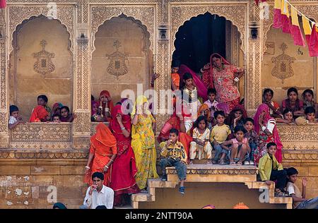 Gangaur Festival, in der Nähe von Menschen, die gerade einer Parade innerhalb des Forts Raj Mahal (Königlicher Palast), Jaisalmer, Rajasthan, Indien Stockfoto