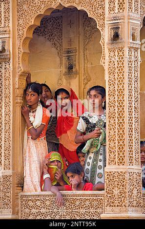 Gangaur Festival, in der Nähe von Menschen, die gerade einer Parade innerhalb des Forts Raj Mahal (Königlicher Palast), Jaisalmer, Rajasthan, Indien Stockfoto