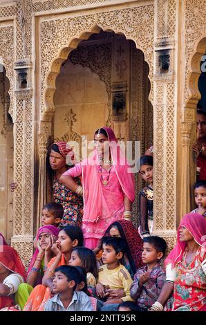 Gangaur Festival, in der Nähe von Menschen, die gerade einer Parade innerhalb des Forts Raj Mahal (Königlicher Palast), Jaisalmer, Rajasthan, Indien Stockfoto