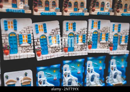 Blick auf traditionelle Souvenirs und Geschenke aus Griechenland, Kühlschrankmagnete mit Text, „Griechenland“ und Schlüsselanhänger im Souvenir Sho eines lokalen Verkäufers Stockfoto