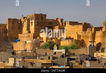 Raj Mahal (königlicher Palast) im Inneren des Forts und Stadt â€ â€ Dächer, Jaisalmer, Rajasthan, Indien Stockfoto