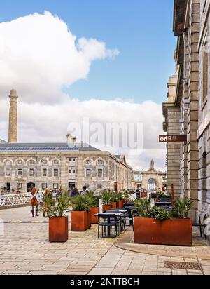 Leere Tische vor dem neuen Restaurant Pho im Melville-Gebäude im Royal William Yard in Stonehouse Plymouth. Es ist erst nach Mittag Stockfoto