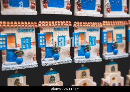 Blick auf traditionelle Souvenirs und Geschenke aus Griechenland, Kühlschrankmagnete mit Text, „Griechenland“ und Schlüsselanhänger im Souvenir Sho eines lokalen Verkäufers Stockfoto