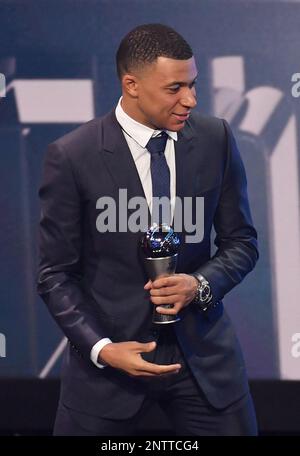 Paris, Frankreich. 27. Februar 2023: Kylian Mbappé bei den Best FIFA Football Awards 2022 in der Konzerthalle Salle Pleyel, Paris, Frankreich. Foto: Steve McMay/ABACAPRESS.COM Stockfoto