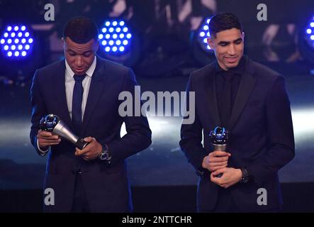 Paris, Frankreich. 27. Februar 2023, Kylian Mbappe und Achraf Hakimi bei den Best FIFA Football Awards 2022 am 27. Februar 2023 in Paris, Frankreich. Foto: Steve McMay/ABACAPRESS.COM Stockfoto